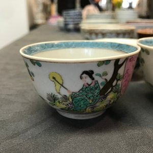 Een collectie van 23 koppen en 33 schotels in Chinees en Japans porselein, 18/19e eeuw — foto 10