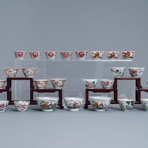 Een collectie van 26 Chinese famille rose koppen en 28 schotels, Yongzheng/Qianlong — foto 3