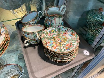 Een collectie van 28 stukken Chinees Canton famille rose porselein, 19e eeuw — foto 1