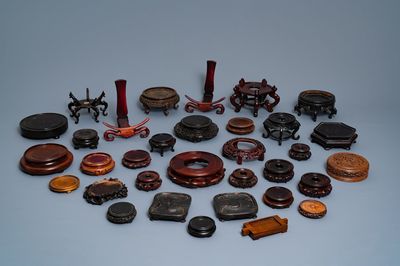 Een collectie van 33 Chinese houten sokkels, 19/20e eeuw