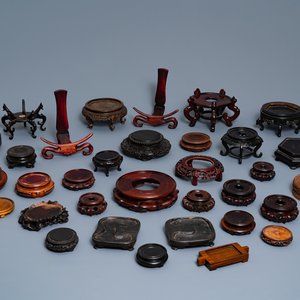Een collectie van 33 Chinese houten sokkels, 19/20e eeuw — foto 1