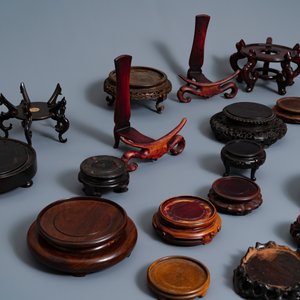 Een collectie van 33 Chinese houten sokkels, 19/20e eeuw — foto 3