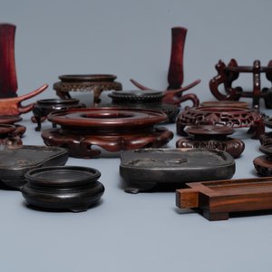 Een collectie van 33 Chinese houten sokkels, 19/20e eeuw — foto 5