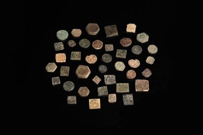 Een collectie van 40 muntgewichten in koper en lood, 14/15e eeuw