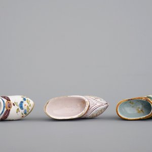 Een collectie van 5 divers schoentjes in Franse faïence, 18/19e eeuw — foto 13
