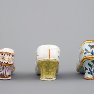 Een collectie van 5 divers schoentjes in Franse faïence, 18/19e eeuw — foto 10