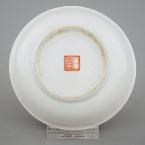 Een collectie van 9 Chinese objecten, famille rose en Qianjiang cai, 19/20e eeuw — foto 3