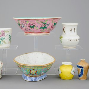 Een collectie van 9 Chinese objecten, famille rose en Qianjiang cai, 19/20e eeuw — foto 5