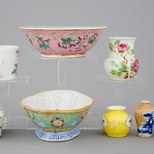 Een collectie van 9 Chinese objecten, famille rose en Qianjiang cai, 19/20e eeuw — foto 7
