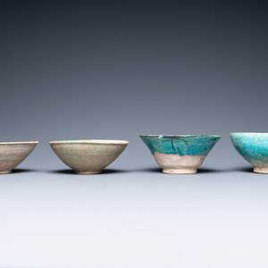 Een collectie van acht kommen met turquoise glazuur, Perzië en het Midden-Oosten, 13e eeuw en later — foto 3