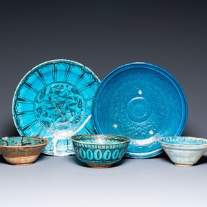Een collectie van drie kommen en twee schotels met turquoise glazuur, Midden-Oosten, o.a. Kubachi, 13e eeuw en later — foto 1