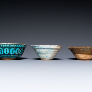 Een collectie van drie kommen en twee schotels met turquoise glazuur, Midden-Oosten, o.a. Kubachi, 13e eeuw en later — foto 4