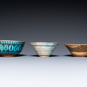 Een collectie van drie kommen en twee schotels met turquoise glazuur, Midden-Oosten, o.a. Kubachi, 13e eeuw en later — foto 5