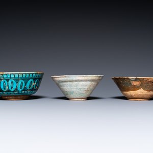 Een collectie van drie kommen en twee schotels met turquoise glazuur, Midden-Oosten, o.a. Kubachi, 13e eeuw en later — foto 6