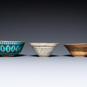 Een collectie van drie kommen en twee schotels met turquoise glazuur, Midden-Oosten, o.a. Kubachi, 13e eeuw en later — foto 7