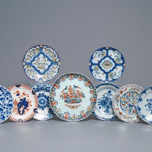 Een collectie van negen blauw-witte en polychrome Delftse borden en schotels, 18e eeuw — foto 1