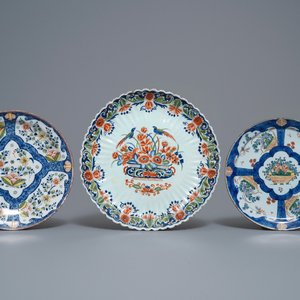 Een collectie van negen blauw-witte en polychrome Delftse borden en schotels, 18e eeuw — foto 2