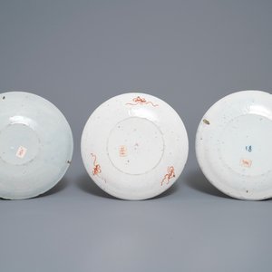 Een collectie van negen blauw-witte en polychrome Delftse borden en schotels, 18e eeuw — foto 7