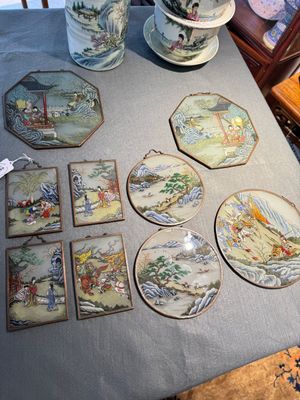 Een collectie van negen Chinese achterglasschilderingen gemonteerd als hangers, 19e eeuw — foto 1