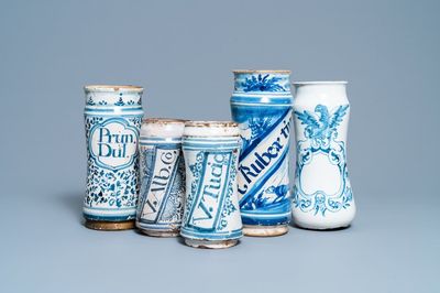 Een collectie van vijf blauw-witte Spaanse albarelli, 17e eeuw