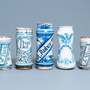 Een collectie van vijf blauw-witte Spaanse albarelli, 17e eeuw — foto 3