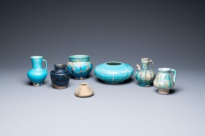Een collectie van zeven vaasjes en kannetjes met turquoise glazuur, Midden-Oosten, 13e eeuw en later