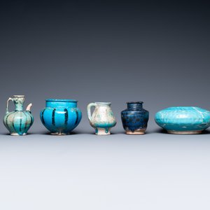 Een collectie van zeven vaasjes en kannetjes met turquoise glazuur, Midden-Oosten, 13e eeuw en later — foto 4