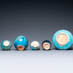 Een collectie van zeven vaasjes en kannetjes met turquoise glazuur, Midden-Oosten, 13e eeuw en later — foto 7