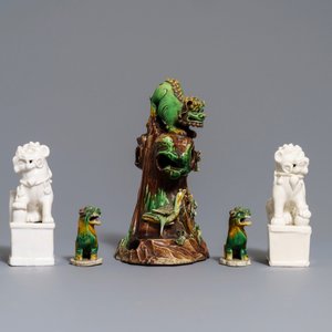 Een collectie verte biscuit en blanc de Chine figuren van boeddhistische leeuwen, Kangxi — foto 3