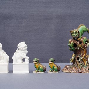 Een collectie verte biscuit en blanc de Chine figuren van boeddhistische leeuwen, Kangxi — foto 8