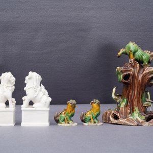 Een collectie verte biscuit en blanc de Chine figuren van boeddhistische leeuwen, Kangxi — foto 9