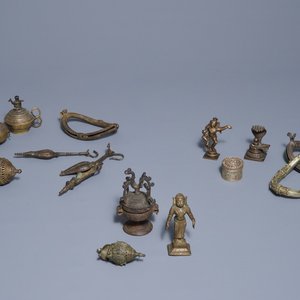 Een collectie zilveren en bronzen beeldjes en gebruiksvoorwerpen, India, 18/19e eeuw — foto 1