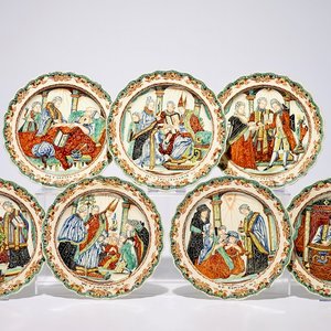 Een complete reeks van zeven in Nederland beschilderde creamware "Sacramenten" borden, 18e eeuw — foto 1