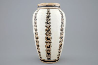 Een craquelé glazuur vaas met ornamentaal decor, Charles Catteau, Boch Kéramis, 1e helft 20e eeuw