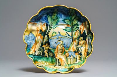 Een crespina in Italiaanse majolica met decor van een smid, atelier Andrea Negroponte, Casteldurante, 2e helft 16e eeuw