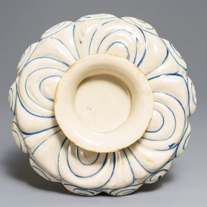 Een crespina in Italiaanse majolica met decor van een smid, atelier Andrea Negroponte, Casteldurante, 2e helft 16e eeuw — foto 2