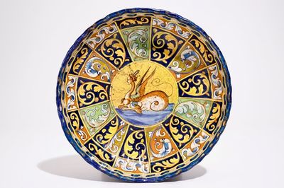 Een crespina in Italiaanse majolica met een grotesk zeemonster, Faenza, 16e eeuw