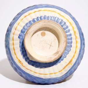 Een crespina in Italiaanse majolica met een grotesk zeemonster, Faenza, 16e eeuw — foto 2