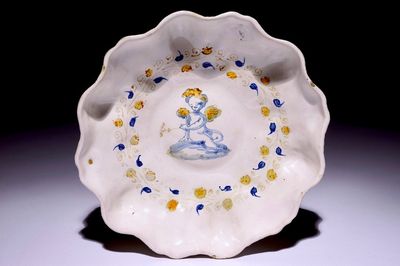 Een crespina in Italiaanse majolica met een putto, Faënza, vroeg 17e eeuw
