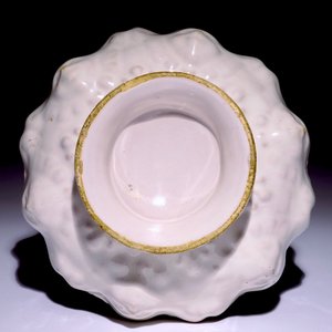 Een crespina in Italiaanse majolica met een putto, Faënza, vroeg 17e eeuw — foto 3