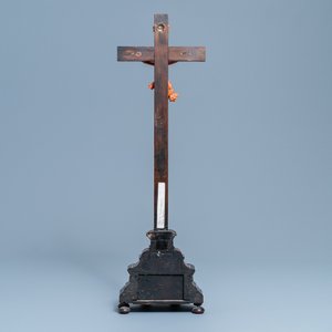 Een crucifix met Christus in koraal, Trapani, Sicilië, Italië, 17e eeuw — foto 3