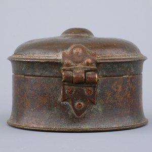 Een cylindrische deels vergulde bronzen dekseldoos, 16/17e eeuw — foto 6