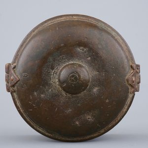 Een cylindrische deels vergulde bronzen dekseldoos, 16/17e eeuw — foto 7