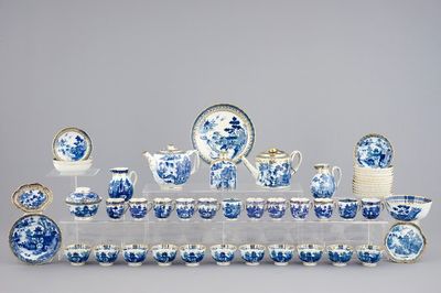 Een deel van een Chinees blauw-wit en verguld theeservies met landschapsdecor, Qianlong, 18e eeuw