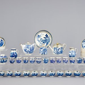 Een deel van een Chinees blauw-wit en verguld theeservies met landschapsdecor, Qianlong, 18e eeuw — foto 1