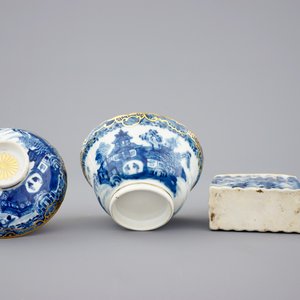 Een deel van een Chinees blauw-wit en verguld theeservies met landschapsdecor, Qianlong, 18e eeuw — foto 15