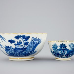 Een deel van een Chinees blauw-wit en verguld theeservies met landschapsdecor, Qianlong, 18e eeuw — foto 16