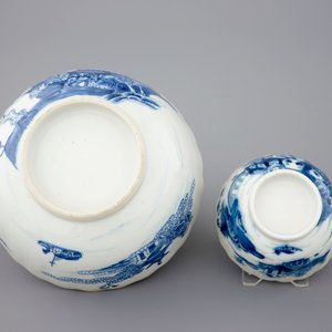 Een deel van een Chinees blauw-wit en verguld theeservies met landschapsdecor, Qianlong, 18e eeuw — foto 21