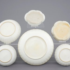 Een deel van een Chinees blauw-wit en verguld theeservies met landschapsdecor, Qianlong, 18e eeuw — foto 3