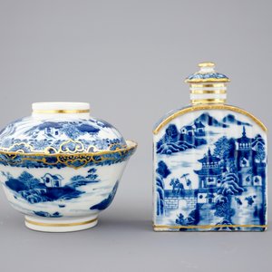 Een deel van een Chinees blauw-wit en verguld theeservies met landschapsdecor, Qianlong, 18e eeuw — foto 10